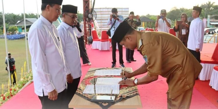 FOTO: PROKOM SERUYAN/MATA KALTENG - Pj Bupati Seruyan, Djainuddin Noor saat melantik dewan hakim, dewan juri dan panitera dalam pelaksanaan kegiatan MTQH ke-17 dan FSQ tingkat Kabupaten Seruyan di Desa Selunuk, Kecamatan Seruyan Raya.