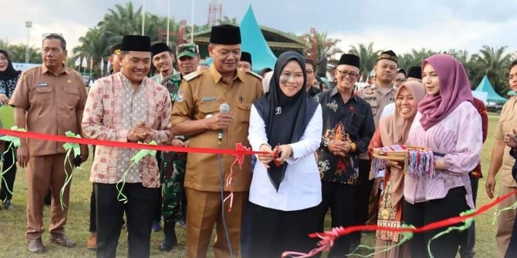 FOTO: PROKOM SERUYAN/MATA KALTENG - Pj Bupati Seruyan, Djainuddin Noor didampingi Ketua TP PKK Kabupaten Seruyan Habibah Djainuddin saat membuka secara resmi pasar rakyat dalam rangka memeriahkan pelaksanaan kegiatan MTQH ke-17 dan FSQ tingkat Kabupaten Seruyan di Desa Selunuk, Kecamatan Seruyan Raya.