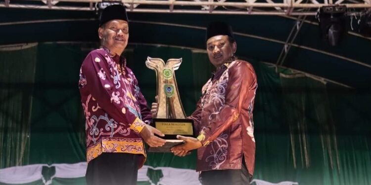 FOTO: PROKOM SERUYAN/MATA KALTENG - Pj Bupati Seruyan, Djainuddin Noor (kiri) saat menghadiri kegiatan MTQH ke-17 dan FSQ tingkat Kabupaten Seruyan di Desa Selunuk, Kecamatan Seruyan Raya.