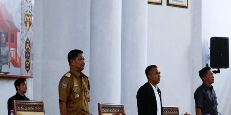 FOTO: IST/MATA KALTENG - Pj Bupati Seruyan, Djainuddin Noor (kiri) saat menghadiri rapat paripurna ke-13 masa persidangan III tahun sidang 2023-2024 di Aula Gedung Dewan Perwakilan Rakyat Daerah (DPRD) Seruyan.