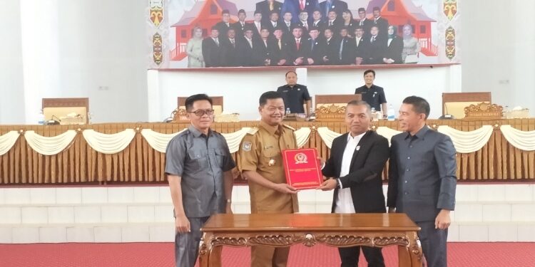 FOTO: IST/MATA KALTENG - Ketua DPRD Seruyan, Zuli Eko Prasetyo (dua dari kanan) sata menyerahkan dokumen hasil pembahasan Raperda tentang RPJPD Seruyan Tahun 2025-2045 kepada Pj Bupati Seruyan, Djainuddin Noor (kiri) saat rapat paripurna ke-13 masa persidangan III tahun sidang 2023-2024 di Aula Gedung Dewan Perwakilan Rakyat Daerah (DPRD) Seruyan.
