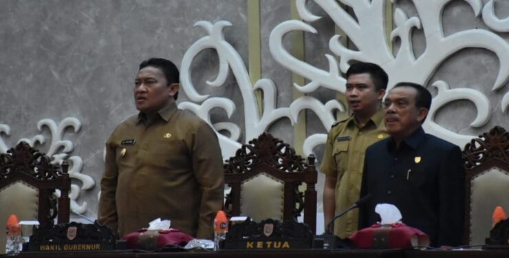 FOTO : IST/MATAKALTENG - Wagub Edy Pratowo menyampaikan Jawaban Gubernur atas Pemandangan Umum Fraksi DPRD Provinsi Kalteng terhadap 3 Raperda dalam Rapur Ke-9 Masa Persidangan II Tahun Sidang 2024 di Ruang Rapat Paripurna DPRD Provinsi Kalteng.