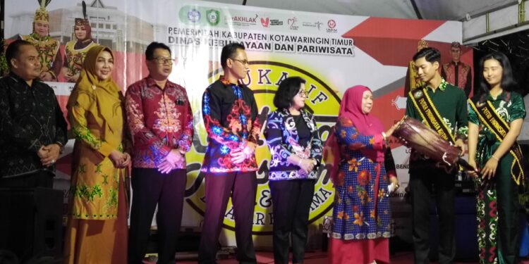 FOTO : DEVIANA/MATAKALTENG - Pembukaan Edukatif Cultur ditandai dengan pemukulan gendang, Selasa 16 Juli 2024.