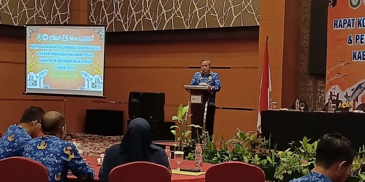 FOTO : DEVIANA/MATAKALTENG - Kepala Dinas Kotim Umar Kaderi saat memberi sambutan di sebuah acara, Rabu 17 Juli 2024.