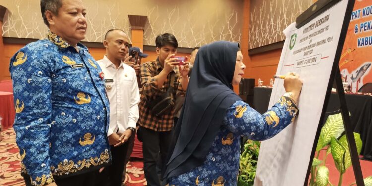 FOTO : DEVIANA/MATAKALTENG - Penandatangan komitmen bersama Pemkab Kotim dalam penanggulangan TBC, Rabu 17 Juli 2024.