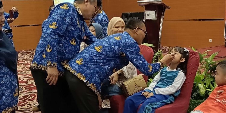 FOTO : DEVIANA/MATAKALTENG - Pemberian vitamin secara simbolis kepada anak untuk pencegahan penyakit polio pada anak, Rabu 17 Juli 2024.