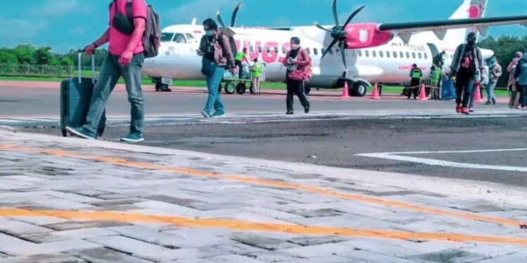 FOTO: IST/MATAKALTENG - Pesawat Wings Air saat beroperasi di Bandara H. Asan Sampit, beberapa waktu lalu.