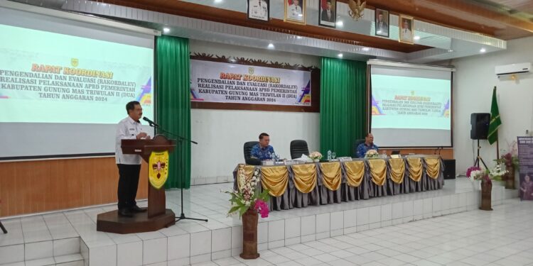 FOTO : DISKOMINFO SANTIK/MATA KALTENG - Pj Bupati Gumas Herson B Aden bersama Sekda Richard dan Kepala Bapperida Yantrio Aulia, saat memberikan arahan pada kegiatan rakordalev realiasi pelaksanaan APBD triwulan dua tahun 2024, di aula kantor bapperida setempat, Rabu, 17 Juli 2024.