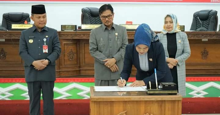 Foto : MATAKALTENG - Penjabat (Pj) Deddy Winarwan menyampaikan Ranperda Kabupaten Barsel tentang Pertanggungjawaban Pelaksanaan Anggaran Pendapatan dan Belanja Daerah Tahun Anggaran 2023 di Ruang Rapat Paripurna.