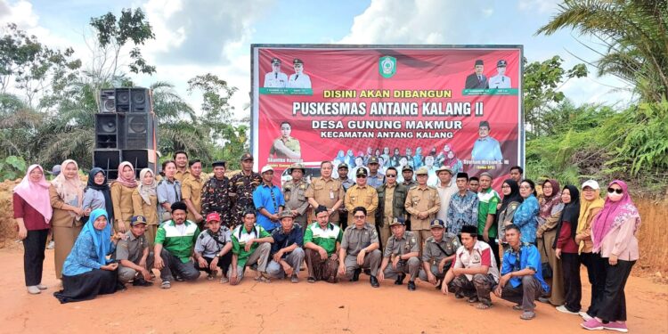 FOTO : IST/MATAKALTENG - Bupati Kotim Halikinnor bersama warga Desa Gunung Makmur di lahan yang dihibahkan, belum lama ini.