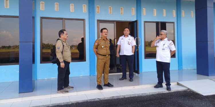 FOTO : DISKOMINFO SANTIK/MATA KALTENG - Pj Bupati Gumas Herson B Aden bersama Kepala UPBU Kelas III Kuala Kurun Darsono beserta jajaran, ketika meninjau sarana prasarana Bandara Kuala Kurun, Senin, 15 Juli 2024.
