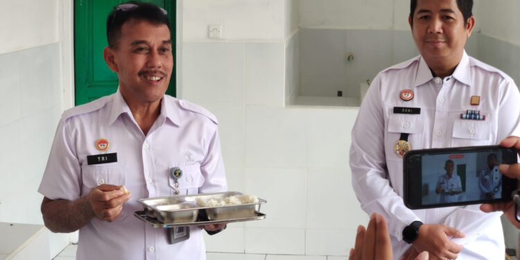 FOTO: MATAKALTENG - Kadivpas Kanwil Kemenkumham Kalteng Tri Saptono, didampingi Kalapas Pangkalan Bun, ketika mencoba masakan dari dapur Lapas.