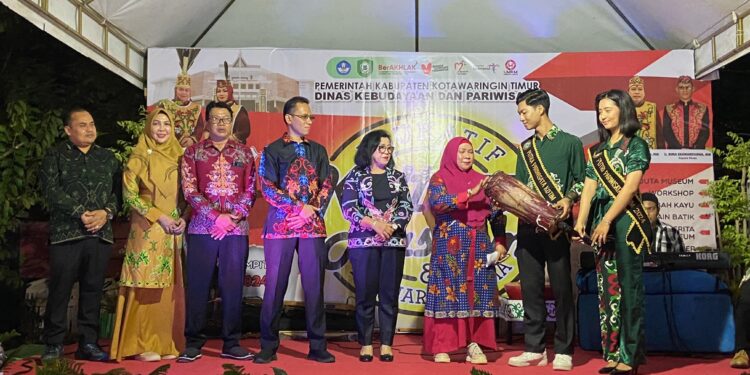 Foto: DIAN/MATA KALTENG - Pembukaan pemilihan duta museum di halaman museum kayu, Sampit, Kotim, 16 Juli 2024 malam.