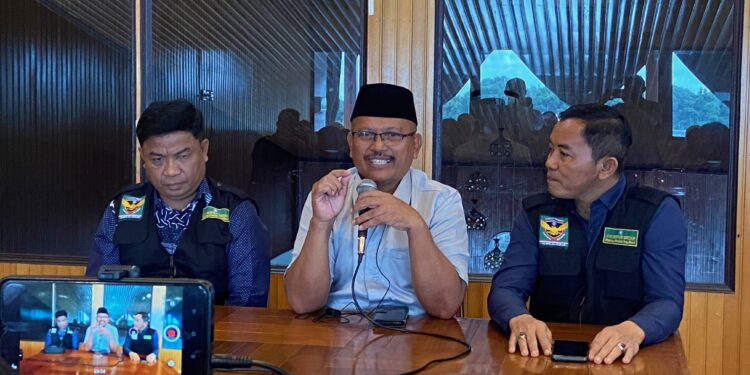 Foto:DIAN/MATA KALTENG - Salah satu ASN yang sudah mengundurkan diri untuk maju dalam Pilkada Kotim, Siyono (tengah).