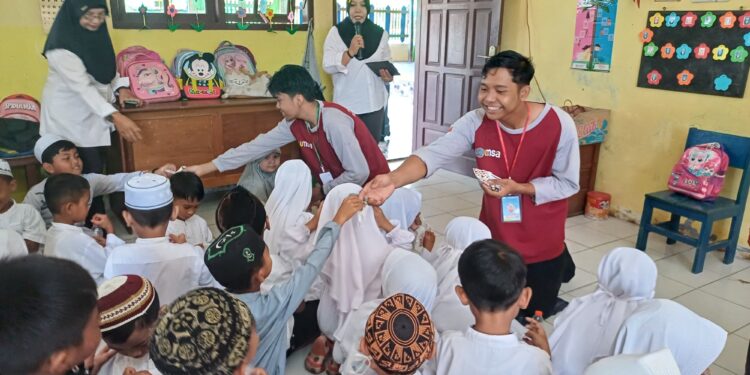 Foto: IST/MATA KALTENG - Mahasiswa Universitas Muhammadiyah Sampit Melakukan Edukasi Mitigasi Bencana Kabut Asap di TK Diniyatul Hidayah Sampit belum lama ini.