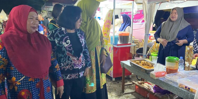 Foto: DIAN/MATA KALTENG - Ketua DPRD Kotim Rinie Anderson (batik hitam) saat mengunjungi bazar UMKM di halaman museum kayu, Sampit.