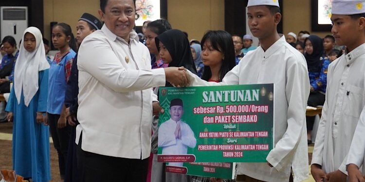 FOTO: IST/MATAKALTENG - Wagub Kalteng, H Edy Pratowo secara simbolis menyerahkan santunan pada peringatan hari anak yatim/piatu yang dilangsungkan secara hybrid dari Aula Jayang Tingang, Lantai II Kantor Gubernur.
