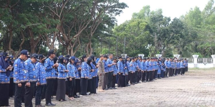FOTO: PROKOM SERUYAN/MATA KALTENG - Sejumlah ASN saat mengikuti aapel gabungan kesadaran nasional di Halaman Kantor Bupati Seruyan.