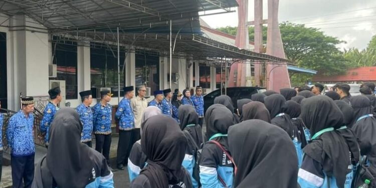FOTO: PROKOM SERUYAN/MATA KALTENG - Suasana saat penyambutan mahasiswa/i KKN dari IAIN Palangka Raya yang disambut langsung oleh Pj Bupati Seruyan, Djainuddin Noor di Halaman Kantor Bupati Seruyan.
