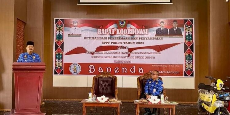 FOTO: PROKOM SERUYAN/MATA KALTENG - Pj Bupati Seruyan, Djainuddin Noor (kiri) saat memberikan sambutan dalam agenda rakor optimalisasi penerimaan dan penyampaian SPPT PBB-P2 tahun 2024 serta pengundian doorprize bagi kelurahan maupun desa lunas PBB-P2 2023 di Aula Bapenda Seruyan, kemarin.
