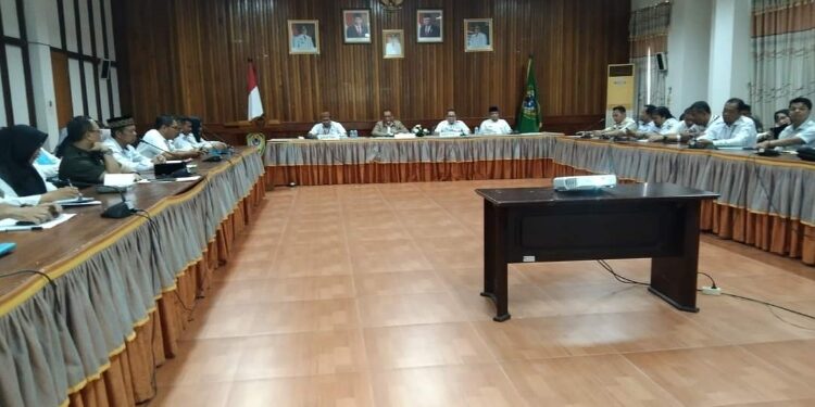 FOTO: PROKOM SERUYAN/MATA KALTENG - Suasana saat rapat evaluasi realisasi pelaksanaan kegiatan dan penyerapan anggaran yang ada di lingkungan Pemkab Seruyan di Aula Kantor Bupati Seruyan dan dipimpin langsung oleh Pj Sekda Seruyan Bahrun Abbas.