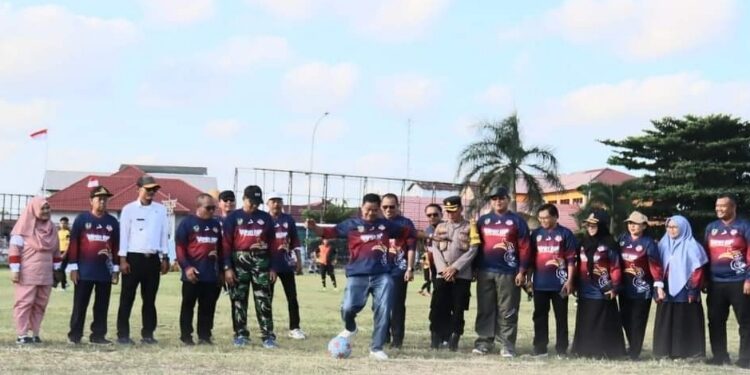 FOTO: PROKOM SERUYAN/MATA KALTENG - Pj Bupati Seruyan, Djainuddin Noor saat menendang bola yang menandai kick off dimulainya turnamen sepak bola bertajuk Bupati Cup Seruyan Tahun 2024 di Stadion Mini Gagah Lurus Kuala Pembuang.