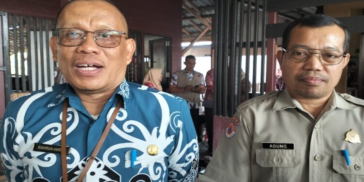 FOTO: ALDI/MATA KALTENG - Pj Sekda Seruyan, Bahrun Abbas (kiri) saat mengumumkan status siaga karhutla di salah satu rumah makan dalam Kota Kuala Pembuang, Kamis 18 Juli 2024.