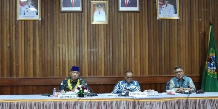 FOTO: PROKOM SERUYAN/MATA KALTENG - Suasana saat rakor data penertiban BMD yang dikuasai pihak ke-3 yang dipimpin oleh Pj Sekda Seruyan, Bahrun Abbas di Aula Kantor Bupati Seruyan, Kamis 18 Juli 2024.