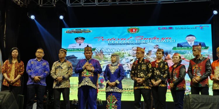 FOTO : MATAKALTENG - Pj Bupati Katingan Saiful, saat membuka secara resmi FBPS dan Pameran Katingan Fair, di lapangan Sport Center Kereng Humbang Kota Kasongan.