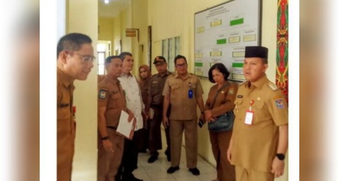 Foto: MATAKALTENG - Pj Bupati Barsel Deddy Winarwan saat berkunjung ke Dinas Pendidikan Barsel.
