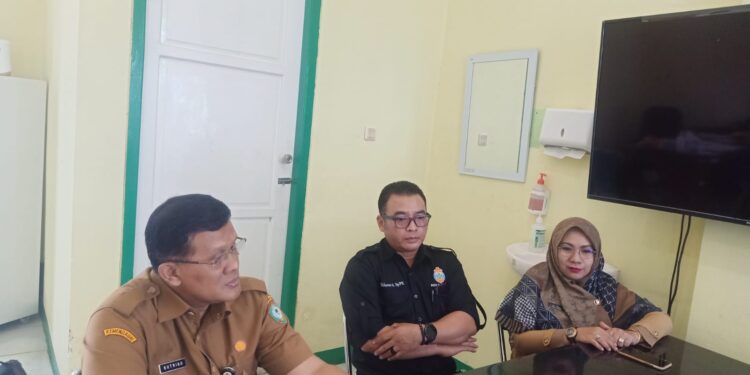 FOTO : IST/MATAKALTENG - Plt Direktur RSUD dr Murjani Sampit saat bersama pejabat rumah sakit lainnya, belum lama ini.