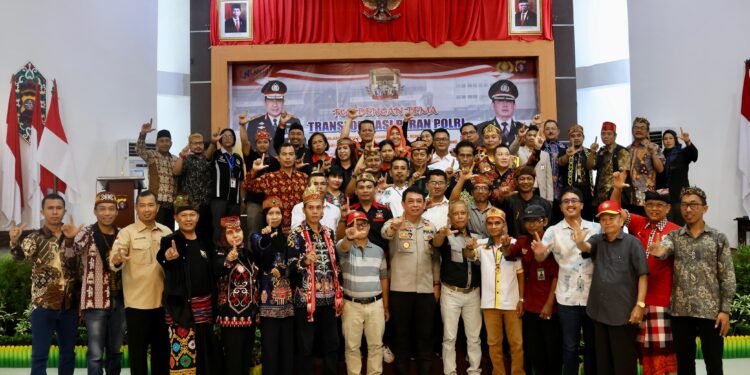 FOTO: RZL/MATAKALTENG - Karorena Polda Kalteng, Kombes Pol Andreas Wayan Wisaksono, pada saat foto bersama ormas dan para tokoh usai pelaksanaan FGD di Mapolda Kalteng.
