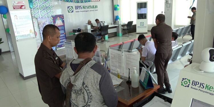 Foto: DIAN/MATA KALTENG - Pelayanan di kantor BPJS Kesehatan Cabang Sampit pada 18 Juli 2024.