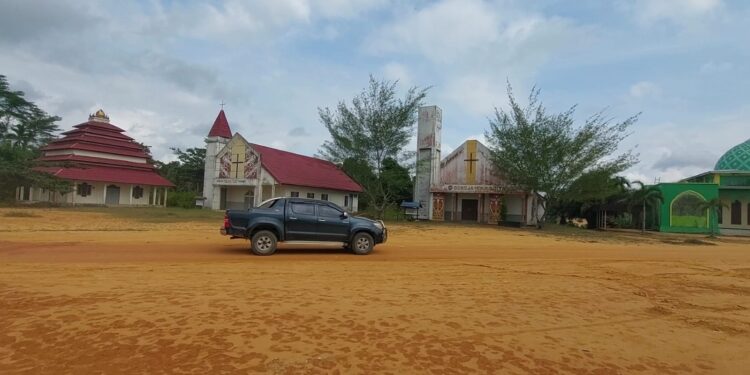 FOTO : IST/MATAKALTENG - Nampak dari depan rumah ibadah antarumat beragama di Desa Tumbang Kalang.