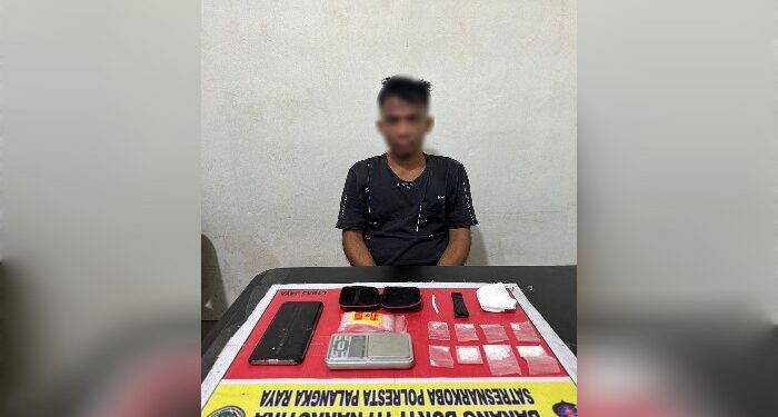 FOTO: MATAKALTENG - Terduga pelaku pada saat diamankan jajaran Satresnarkoba Polresta Palangka Raya.