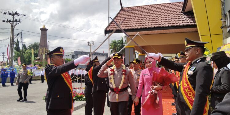 FOTO: AGUS/MATA KALTENG- Pedang pora dibentangkan perwira Polres Kotim saat mengiringi perpisahan AKBP Sarpani. Kamis, 18 Juli 2024.