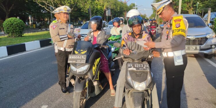 FOTO: MATAKALTENG - Kasat Lantas Polresta Palangka Raya, Kompol Salahiddin, pada saat memberikan edukasi kepada pengendara.