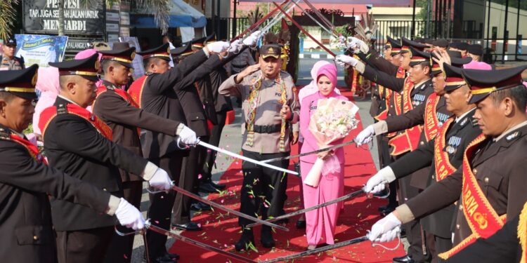 FOTO: RZL/MATAKALTENG - Kapolresta Palangka Raya, Kombes Pol Boy Herlambang, pada saat disambut dengan prosesi pedang pora.