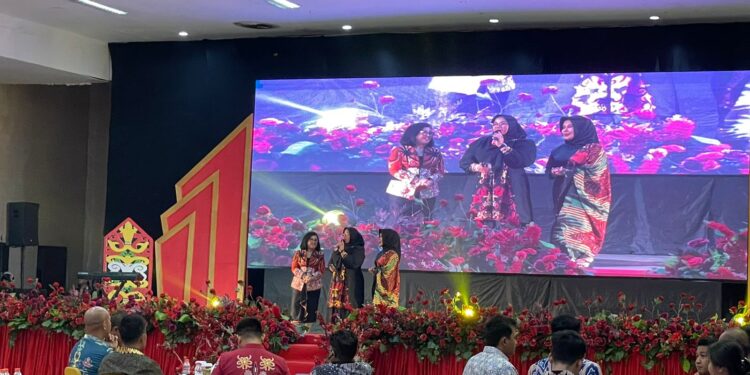 FOTO: AGUS/MATAKALTENG - Keharmonisan Wakil Bupati Irawati (Tengah) dan Pengusaha Properti Kotim Suprianti Rambat (Kiri/kerudung hitam) dan kanan Ketua DPRD Kotim, Rinie).