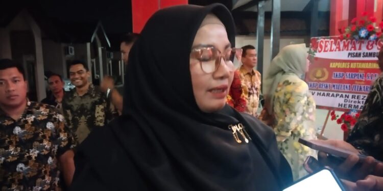FOTO: AGUS/MATAKALTENG - Wakil Bupati Kotim, Irawati usai menghadiri malam pisah sambut AKBP Sarpani.