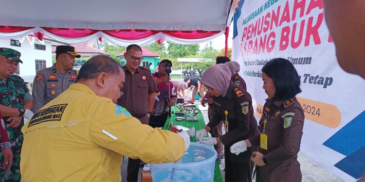 FOTO : KEJARI GUMAS/MATA KALTENG - Kasi Pidum Kejari Mosezs Sahat Raguna didampingi Kasi Barang Bukti Een Hosana Baboe, Pabung Kodim 1016/Plk Letkol Inf Maksun Abadi, Kepala DP2KBP3A Rina Sari, Sekretaris Dinas Kesehatan Hengki Panto, memusnahkan barang bukti tindak pidana umum, Jumat, 19 Juli 2024.