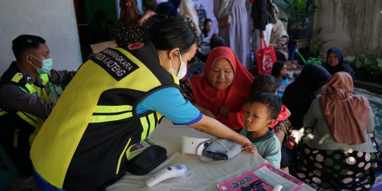 FOTO: MATAKALTENG - Petugas Rumkit Bhayangkara Tingkat III Palangka Raya, pada saat melakukan pemeriksaan.