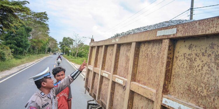 FOTO: MATAKALTENG - Personel Polresta Palangka Raya, pada saat menegur sopir truk yang melebihi kapasitas.