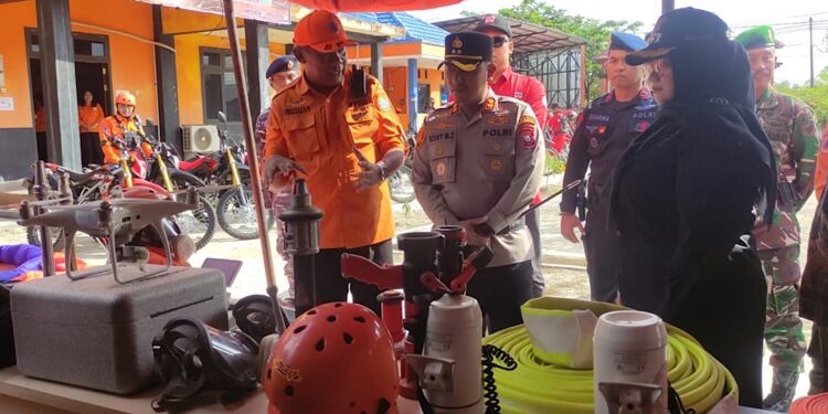 FOTO : IST/MATAKALTENG - Pemkab dan Polres Kotim cek kesiapan alat penanggulangan karhutla, Jumat 19 Juli 2024.