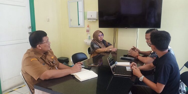 FOTO : IST/MATAKALTENG - Plt Direktur RSUD dr Murjani Sampit saat berbincang dengan pegawai rumah sakit lainnya, belum lama ini.