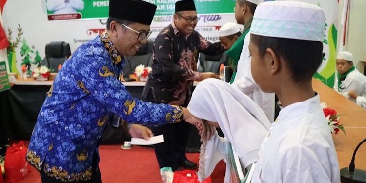 FOTO: IST/MATA KALTENG - Penyaluran bantuan untuk anak yatim piatu di Kotim belum lama ini.