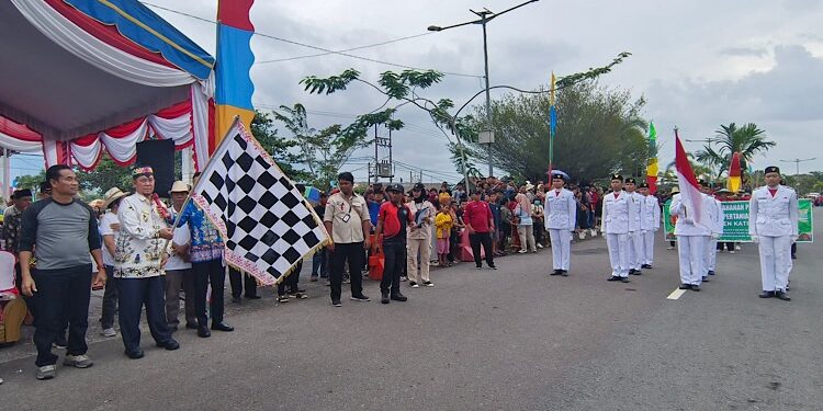 FOTO: IST/MATAKALTENG - Pj Bupati Katingan Saiful, saat melepas secara resmi Lomba Pawai Budaya, di Sport Center Kereng Humbang Kota Kasongan.
