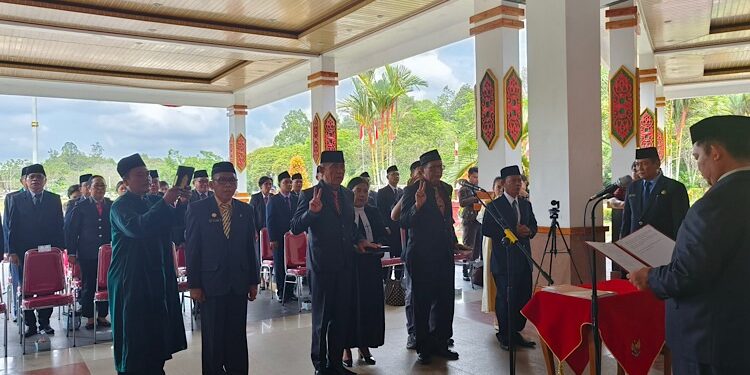FOTO: IST/MATAKALTENG - Pj Bupati Katingan Saiful, saat melantik 11 Pejabat Eselon II, dihalaman teras Kantor Bupati setempat. 