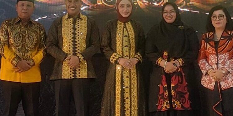 FOTO: IST/MATA KALTENG - Wakil Ketua I DPRD Kotim Rudianur (batik kuning) saat pisah sambut Kapolres Kotim belum lama ini.