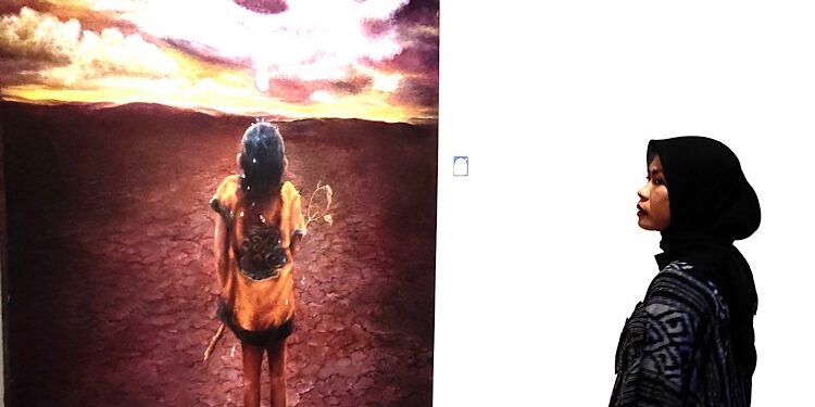 FOTO: OLIVIA/MATAKALTENG - Pengunjung saat menikmati salah satu karya di Galeri Seni Eko Yes di Palangka Raya, Sabtu 20 Juli 2024.